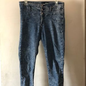 SOFT ACID WASH REFUGE HIGHWAISTED JEANS